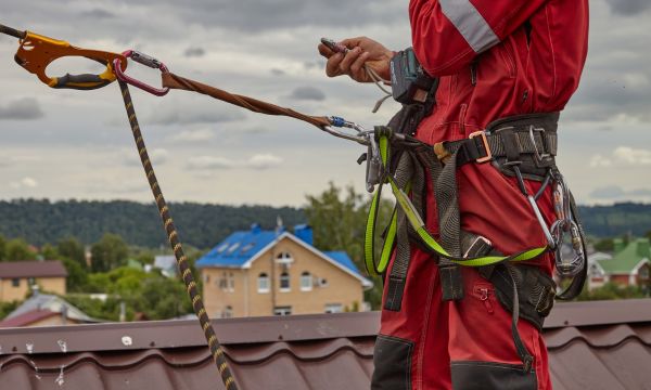 Az ipari alpinisták kötéltechnikával közelítik meg a tetőt